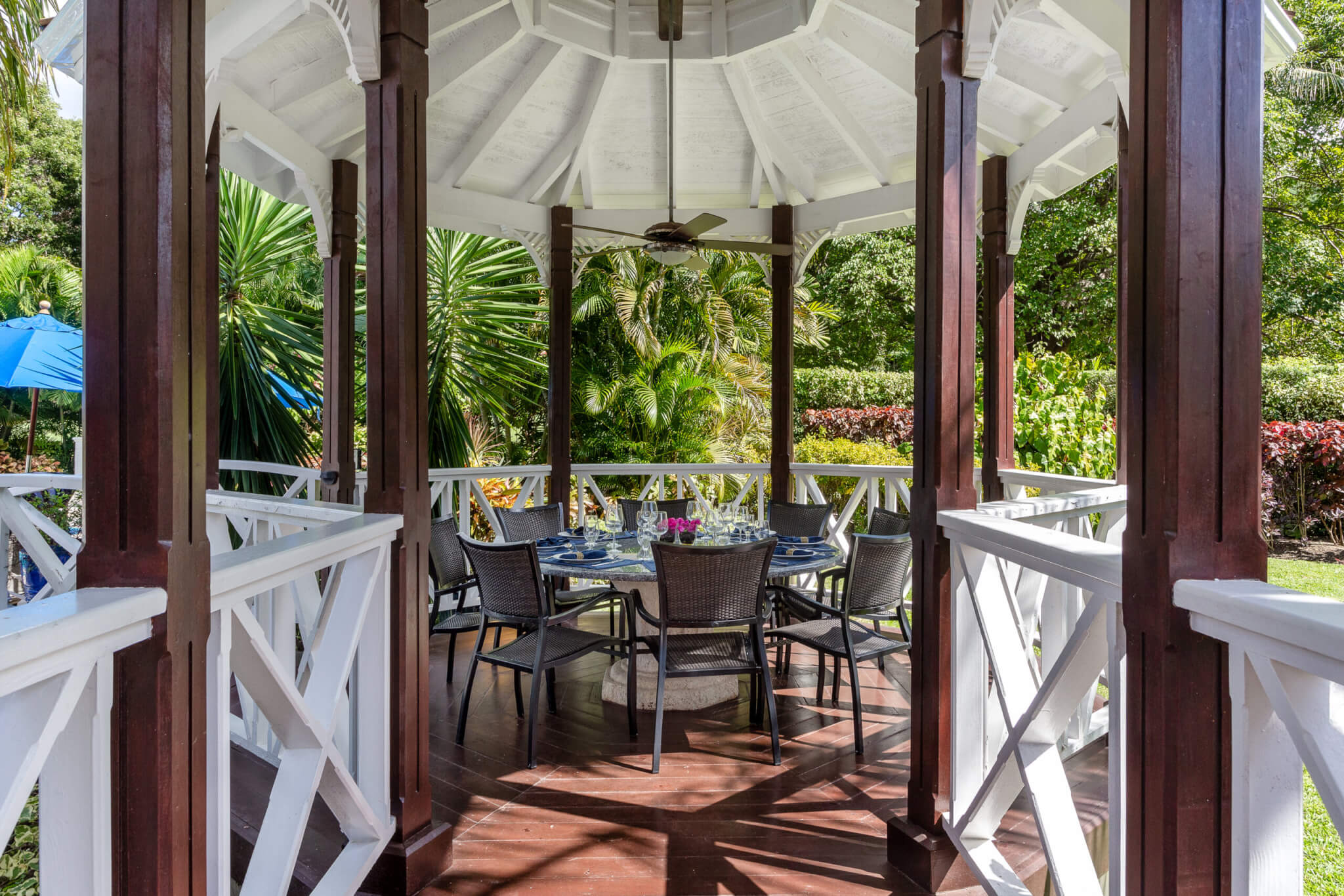 Outdoor dining area seating six